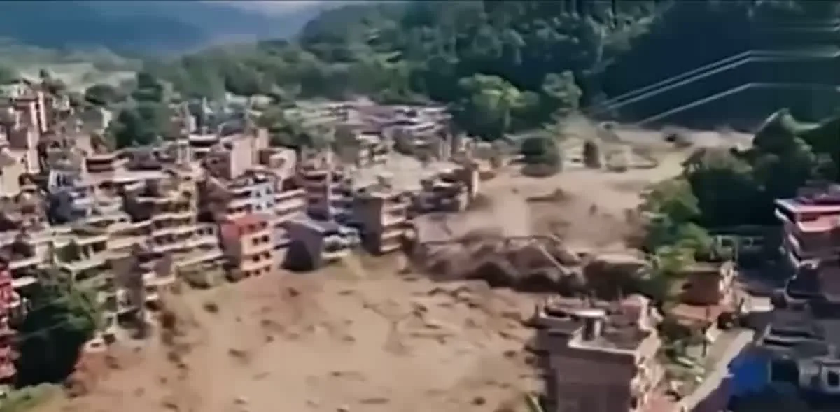 Vista aérea de uma cidade do vale do Trishuli tomada pela lama da enxurrada