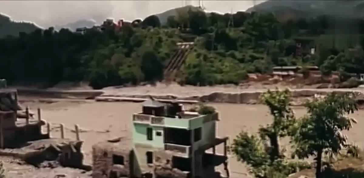Casa parcialmente soterrada pela lama após o colapso da geleira